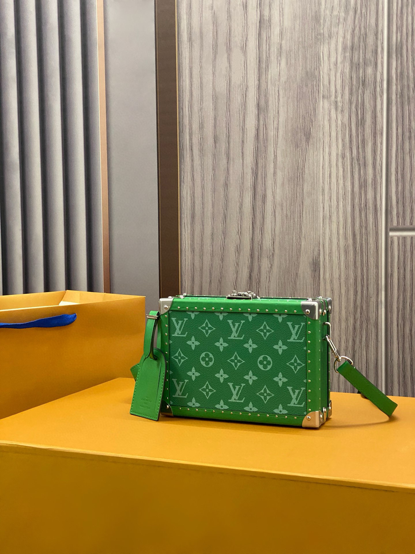 루이비통 M11049 남자가방