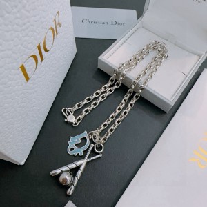 디올 목걸이