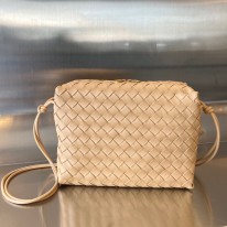 보테가베네타 여자가방 680256