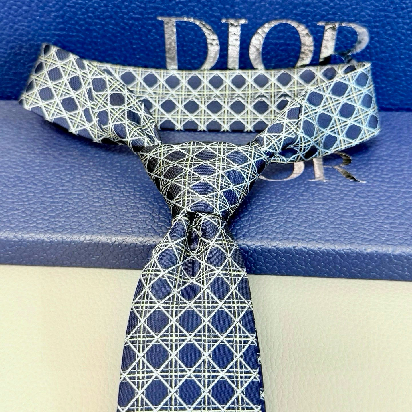 디올 넥타이