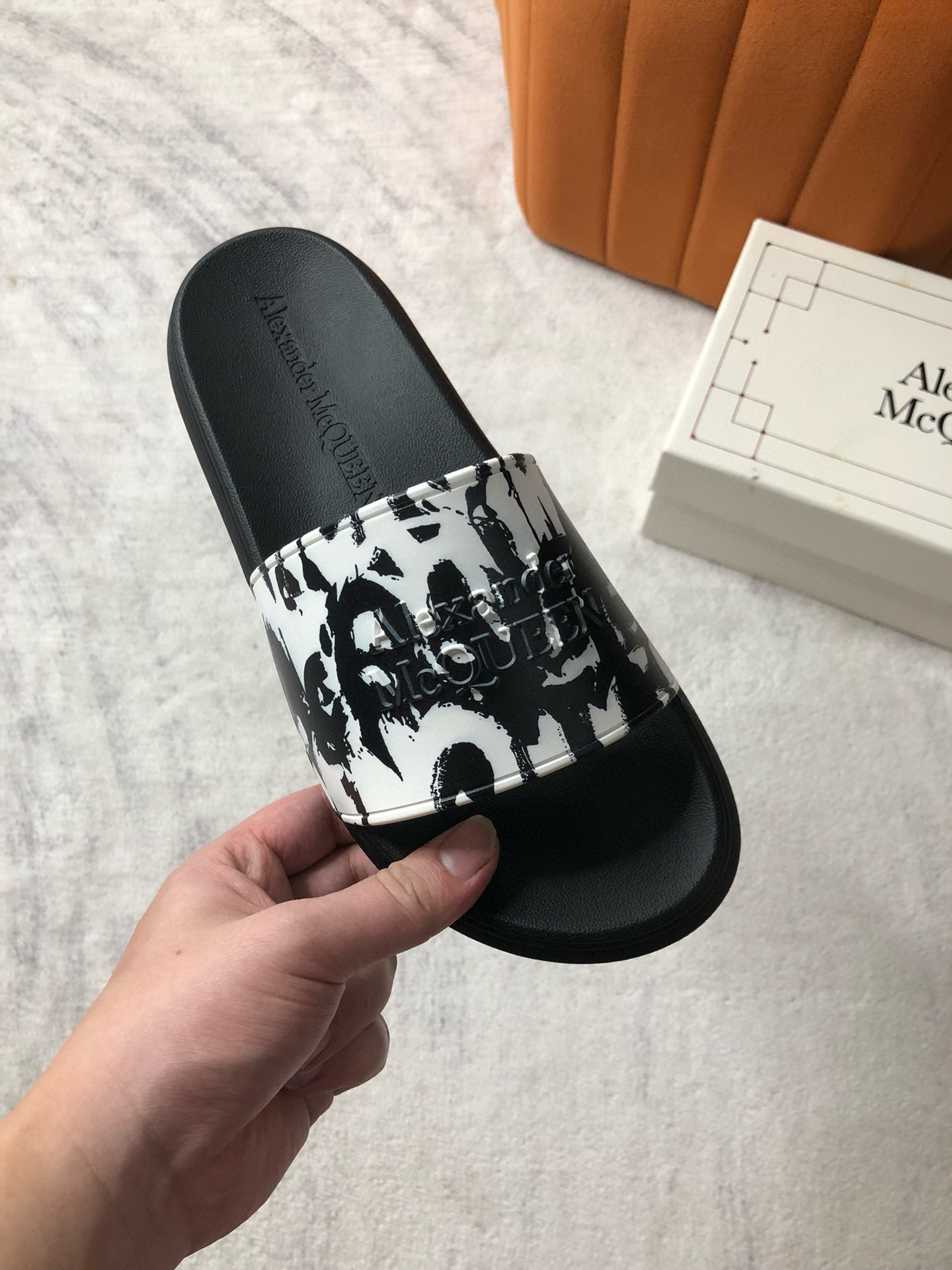 알렉산더 맥퀸 남녀공용 슬리퍼