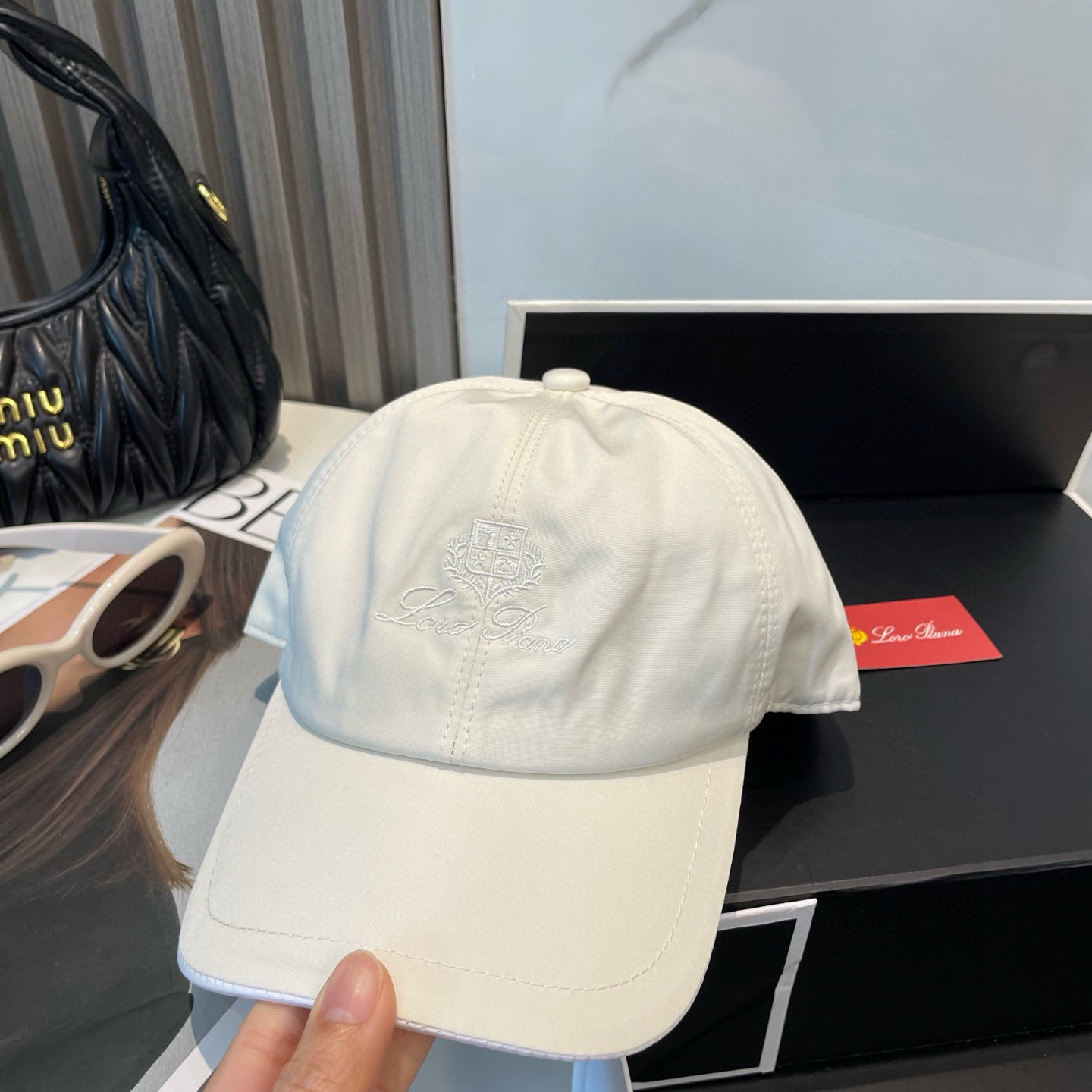 로로피아나 모자