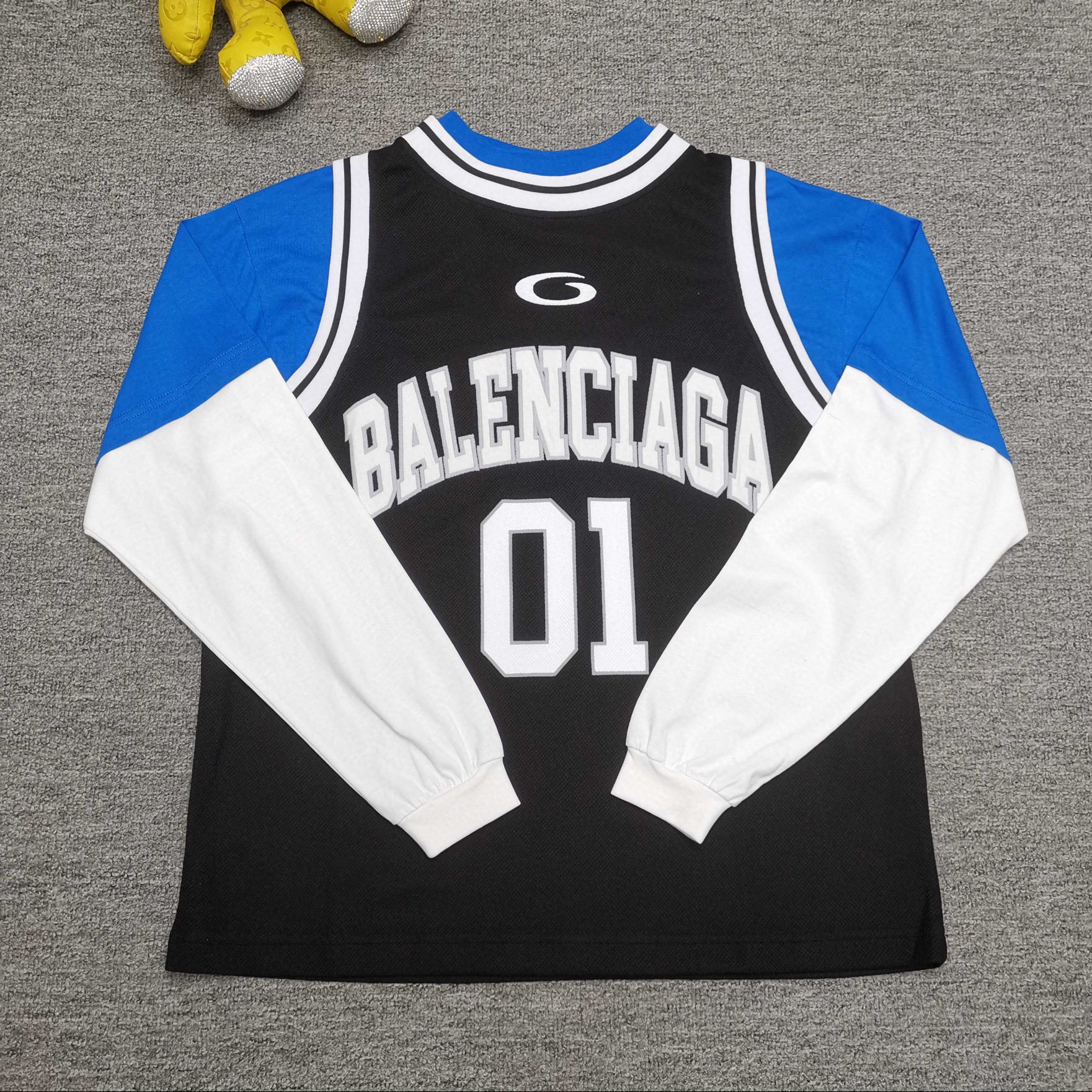 발렌시아가 남녀공용 반팔티