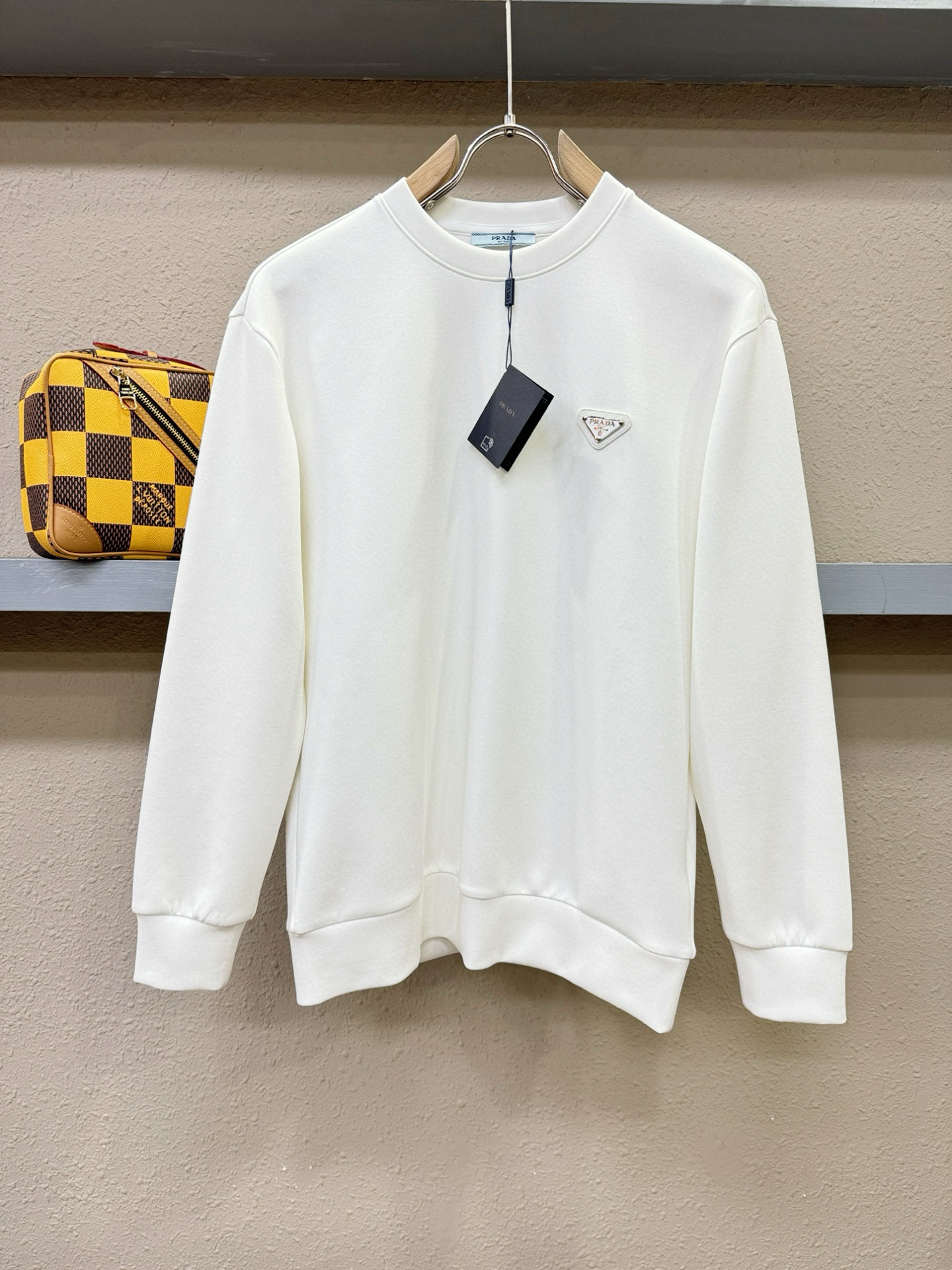 프라다 남자 맨투맨