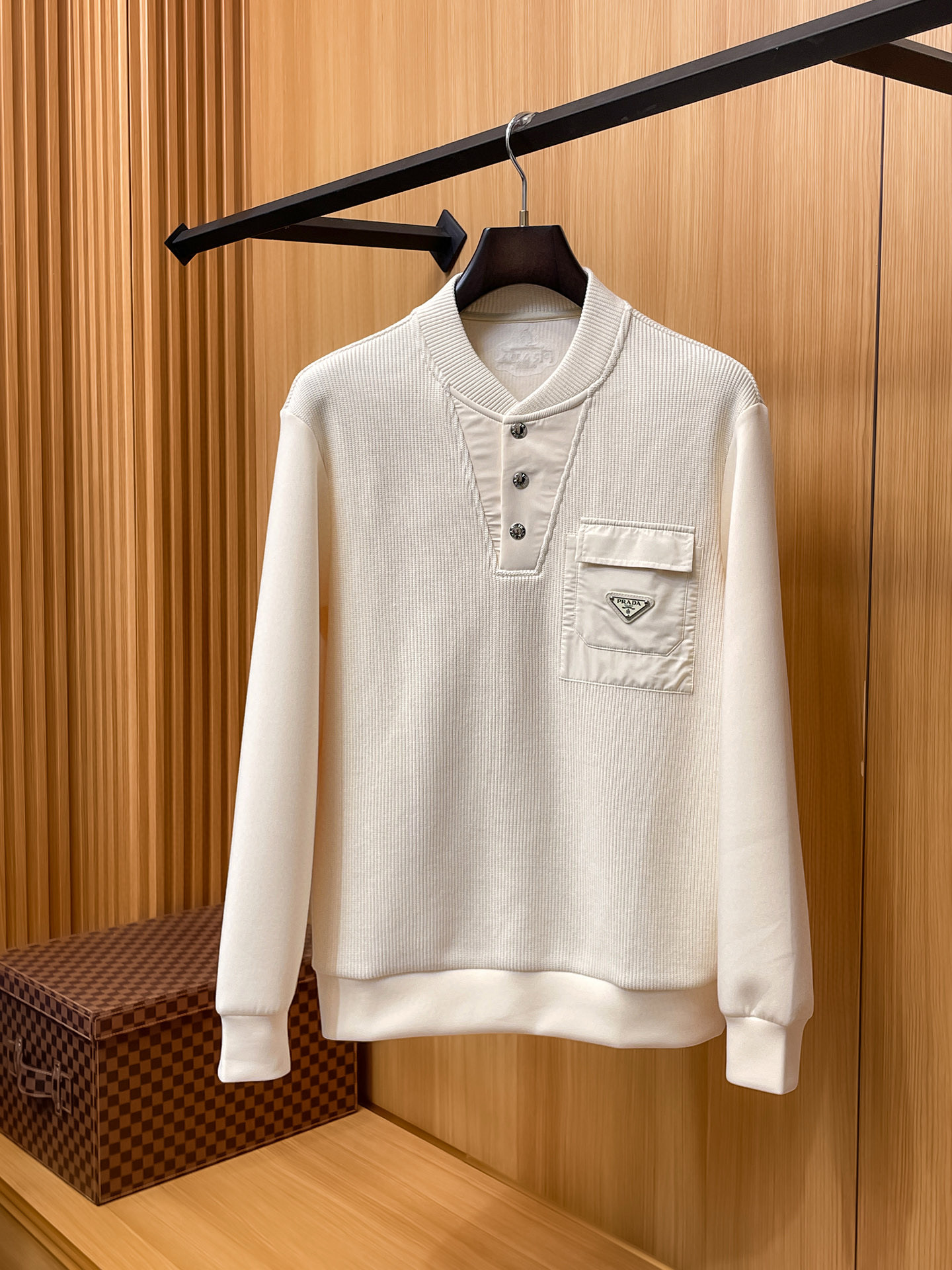 프라다 남자 맨투맨