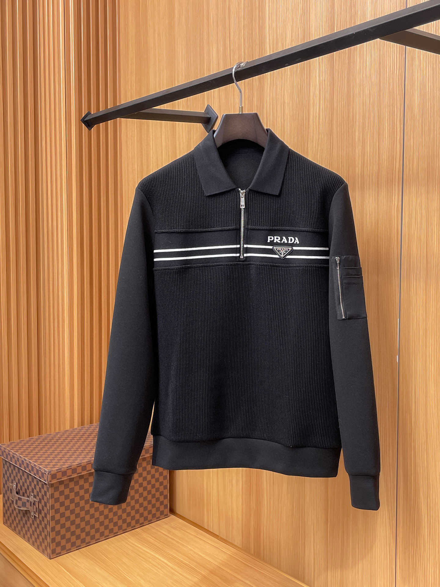 프라다 남자 맨투맨